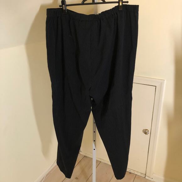 Briggs New York EUC Women's Black Pinstripe Pull On Pants Size 24WS - Picture 4 of 9